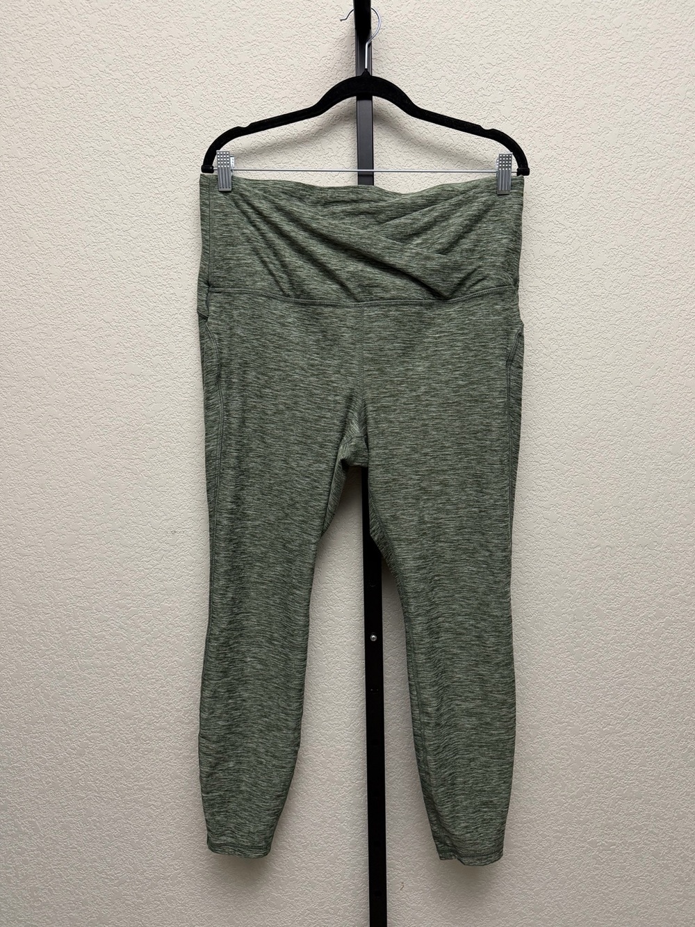 All in Motion Women’s Heathered Olive Green Criss Cross Leggings